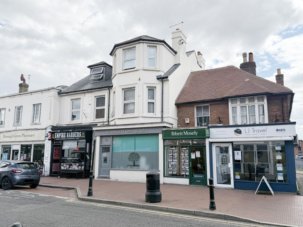 Lot: 55 - FREEHOLD TOWN CENTRE COMMERCIAL INVESTMENT - Front View of Commercial Investment
